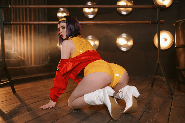 faye hot squat