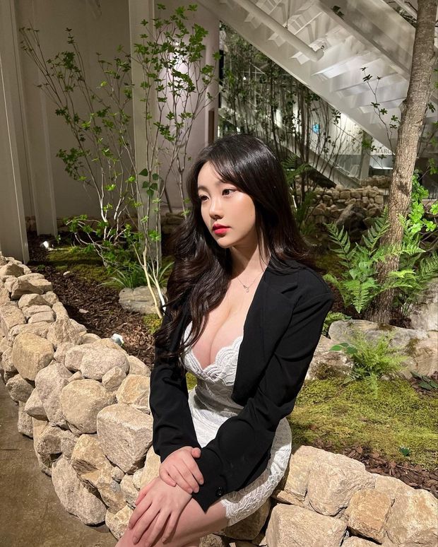 With tits like that, is a shame she ain't doing porn.