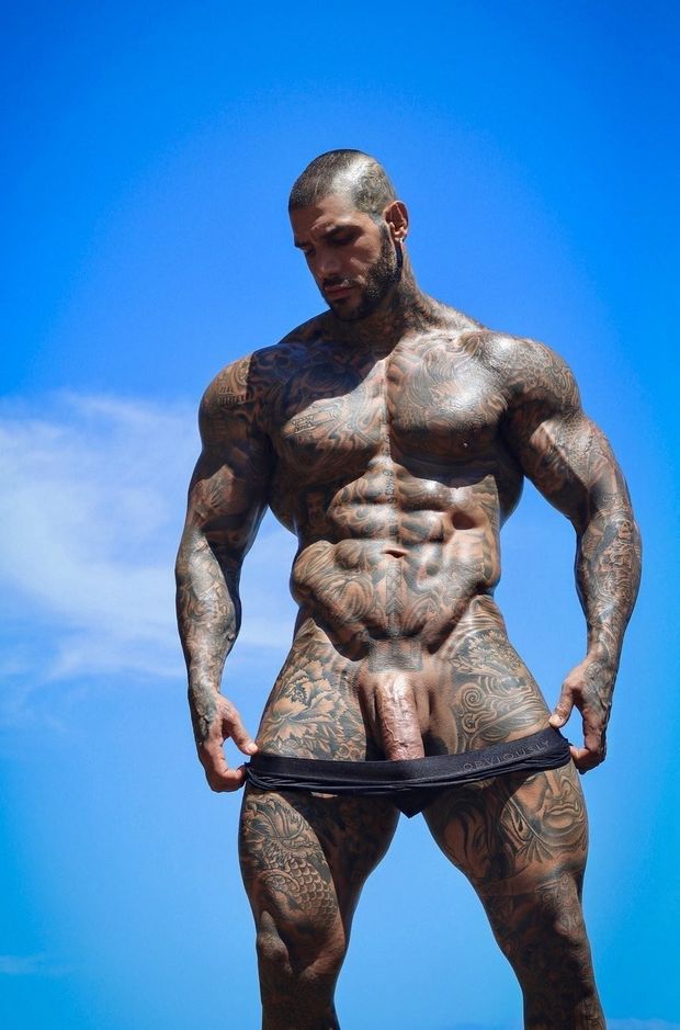 Massive, tatted, awesomeness. Wanna make that thing Explode.