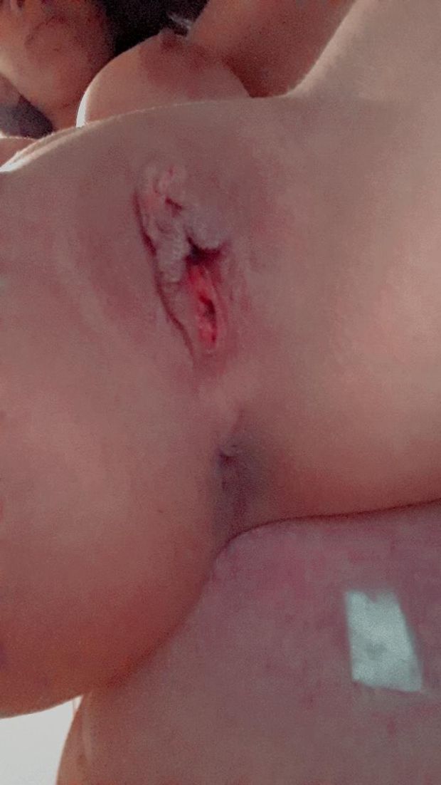 Venezuelan Guiyelis pussy selfie - you can tell she's been fucked silly