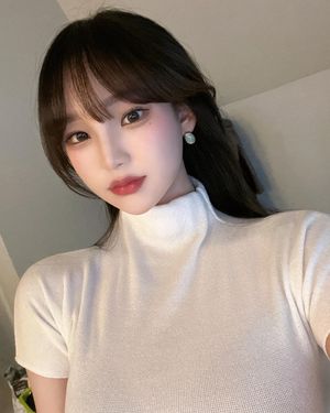 10/10 - Perfect face to skull-fuck silly.