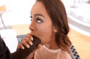 Elle essaye de sucer un très gros sexe