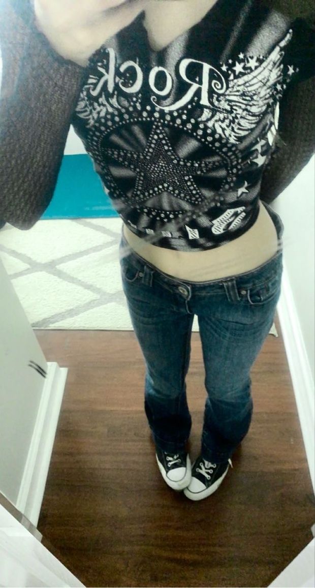 Crop top cutie selfie