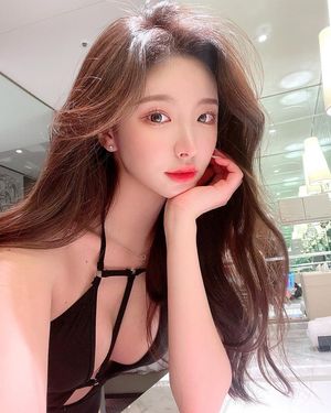 10/10 - Perfect face to skull-fuck silly.