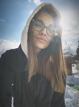 Now 5 men will cum on her face in a country house