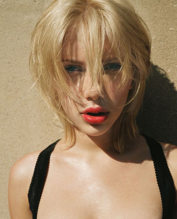 Blonde hottie Scarlett Johansson ready for a facial