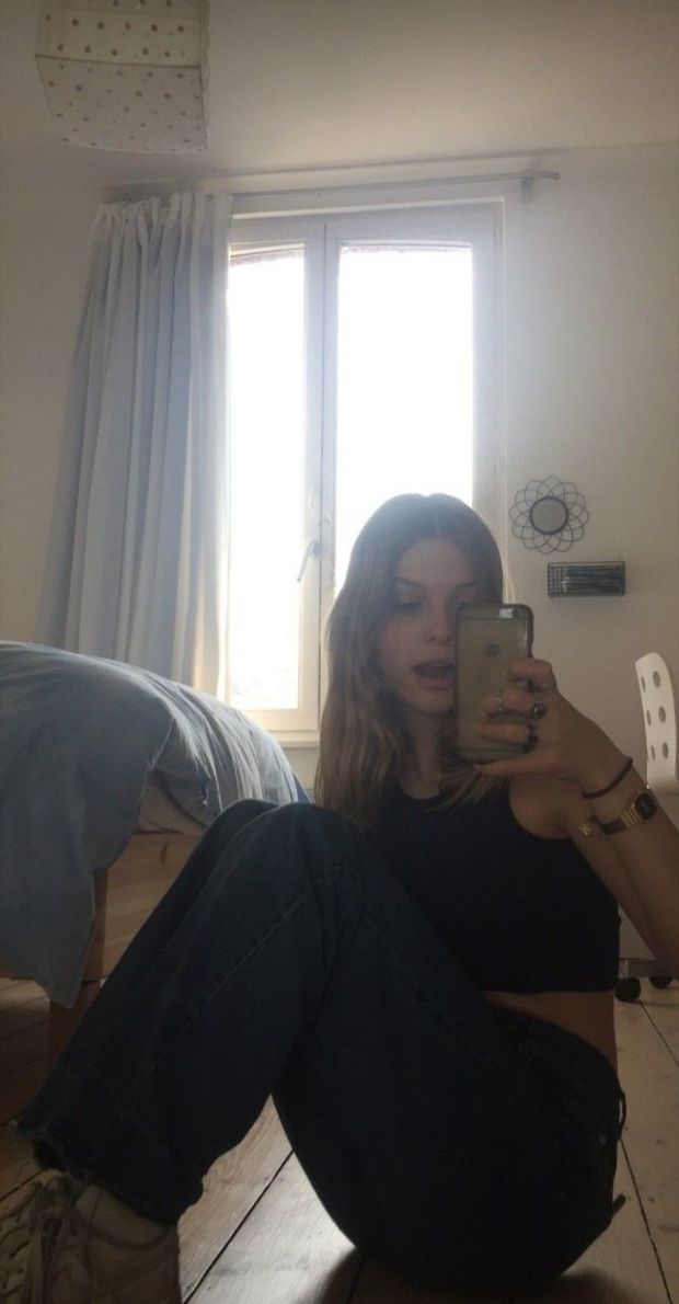 Millie makes a selfie ...