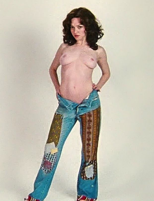 Amanda has to take off her jeans because her pussy was unbelievably wet from watching porn