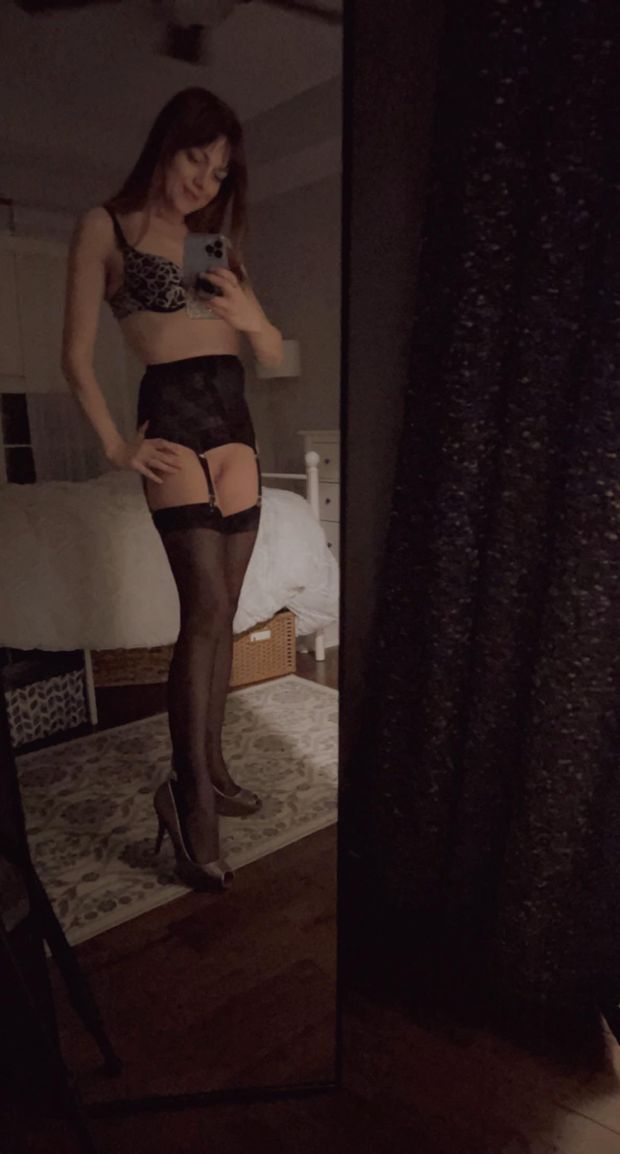 leggy selfie in stockings