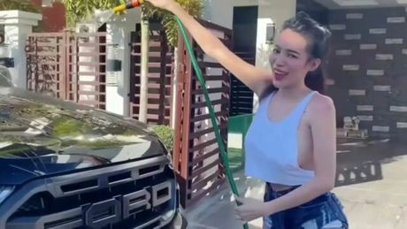 side boob nip slip (2:47, “no bra washing the car outside | no bra car wash”)