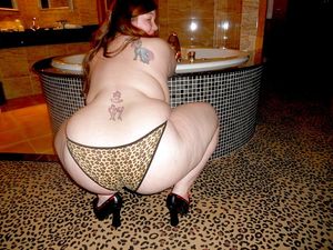 Phat thick booty needs to get drilled