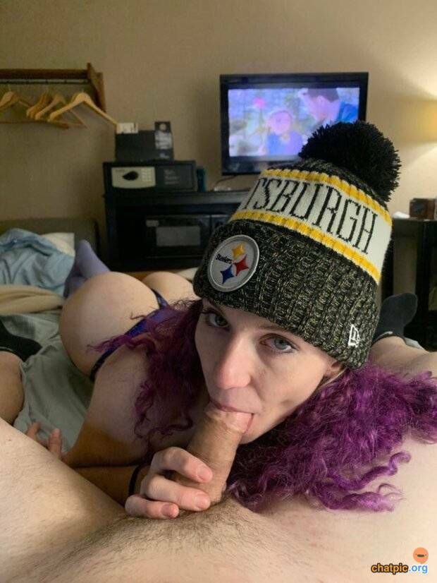 purple haired babe sucking cock and showing off her ass