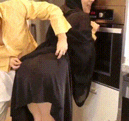 Qizning mushukida shisha bor