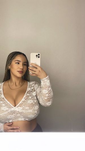 Katelyn Sade looking cute and busty in her selfie