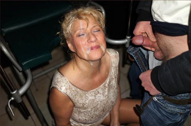 This mature lady gets a lot of cum shot in her face! And she likes it! Several men pull their cock ready in her pretty face!