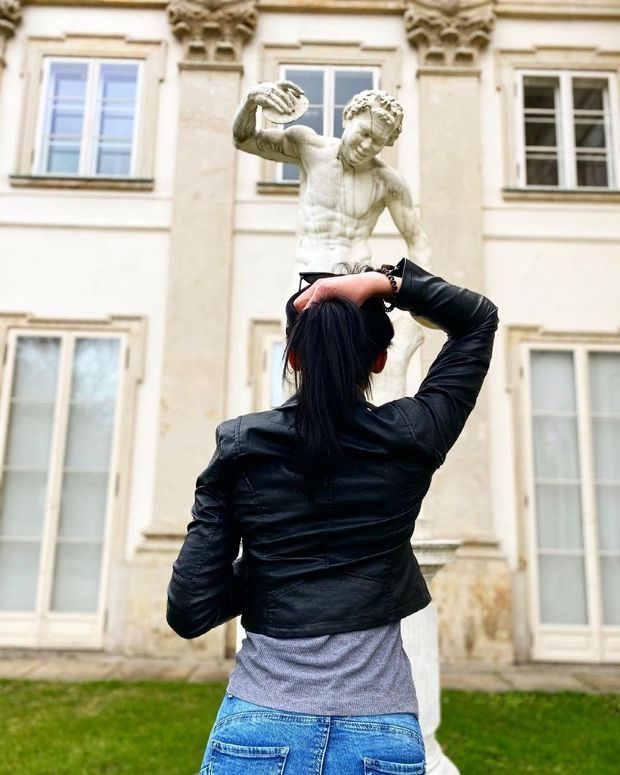 Brunette sucks the statue