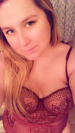 Chubby gf wears red lingerie