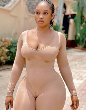 sexy ebony queen with a great cameltoe and sum sweaty boobs