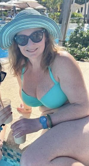 Big tits on sexy milf in bikini