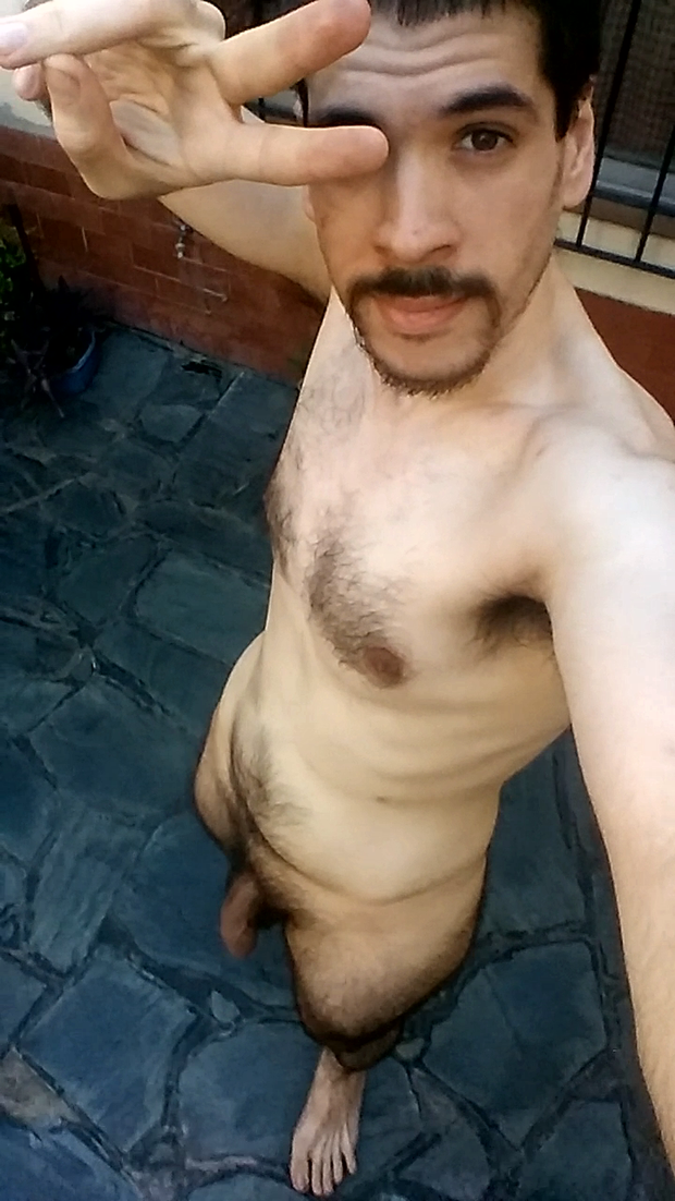 Hombre posando desnudo