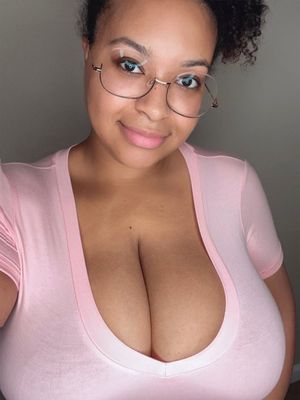 TheMaskedOppai in a lowcut top