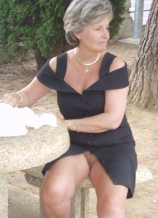 Mom had a good buzz , I never told her I could see her pussy
