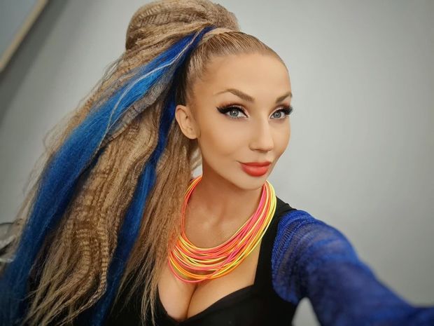 Busty Cleo