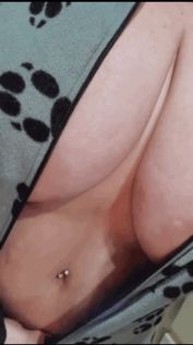 Smell her sweaty tits when she unzips