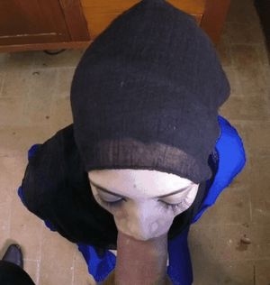 Muslim babe worshipping a fat juicy infidel cock