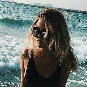 Jeune petite meuf cherche un éducateur sexuel