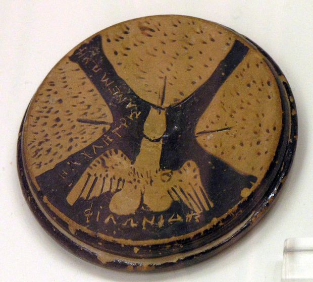 Attic red-figure lid depicting three Vulva and a winged phallus. Origin unknown, c. 460–425 BC. Housed in the National Archaeological Museum