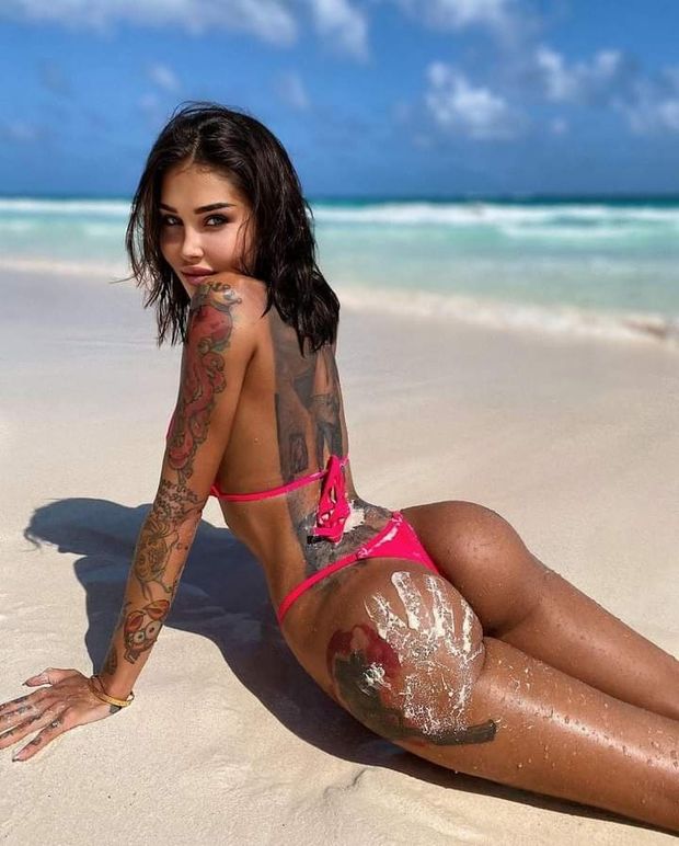 This is one INCREDIBLY hot woman...and I can only wish it was my hand that got to make that mark