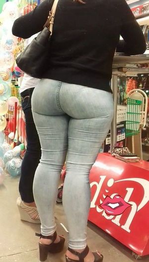 TIGHT JEANS CURVY LATINA