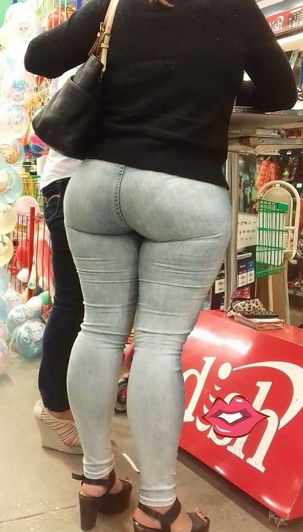 TIGHT JEANS CURVY LATINA