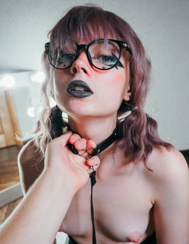 Gothic obedient hottie