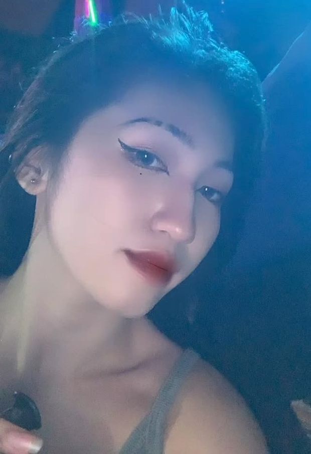 Asian Vietnamese Selfie - Su Su