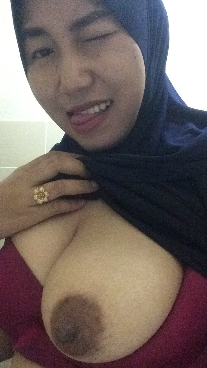 OOPS! Boob fell out