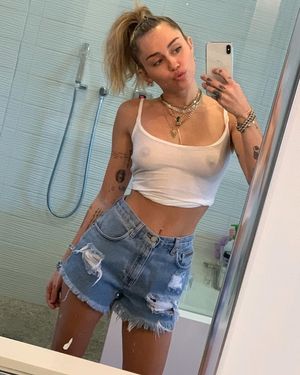 Miley Cyrus short shorts selfie