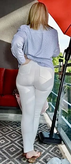 These jeans always seem to cummand attention… ;-) ❤️