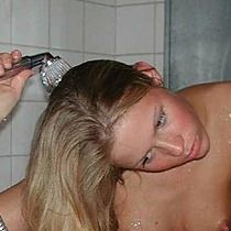 Je me lave les cheveux et la chatte