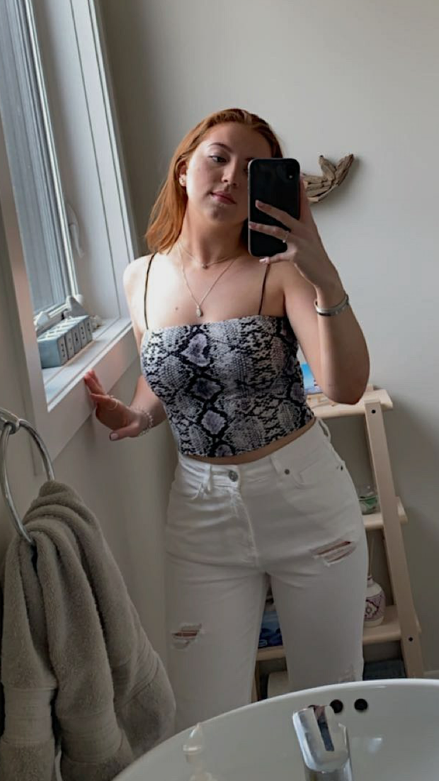 white pants mirror selfie