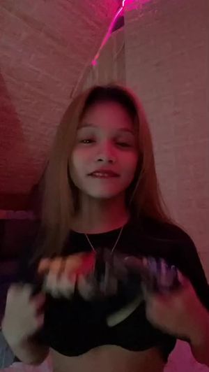 Pinay hottie. This should be a trend.