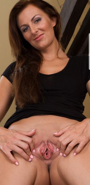 I’m only allowed to fuck Alice in the ass when my wife and I visit her in Vegas. She sends me these pics to tease me.