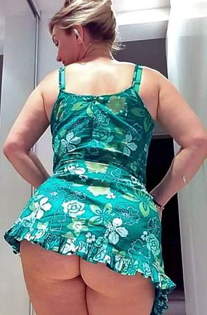 mature mini skirt no panties ass