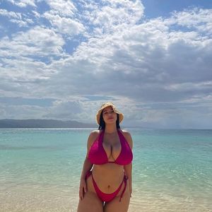 Katelyn Sade looking cute in her bikini and hat