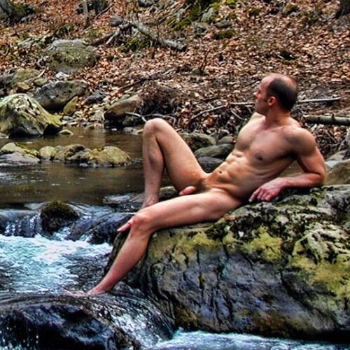 NAKED MEN IN THE OUTDOORS
