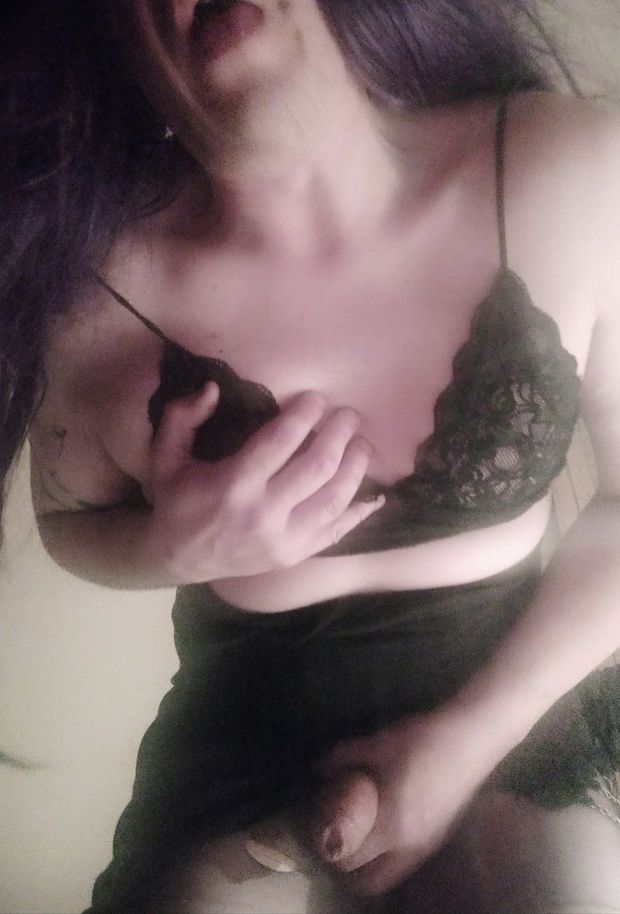Hi i'm Constance, i want to suck your Dick off.