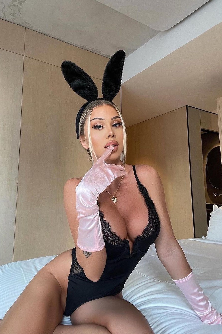 ELEGANT BUNNY