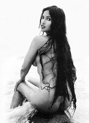 Padma Lakshmi nuda e bagnata
