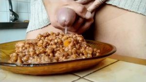 Il jouit dans mon assiette